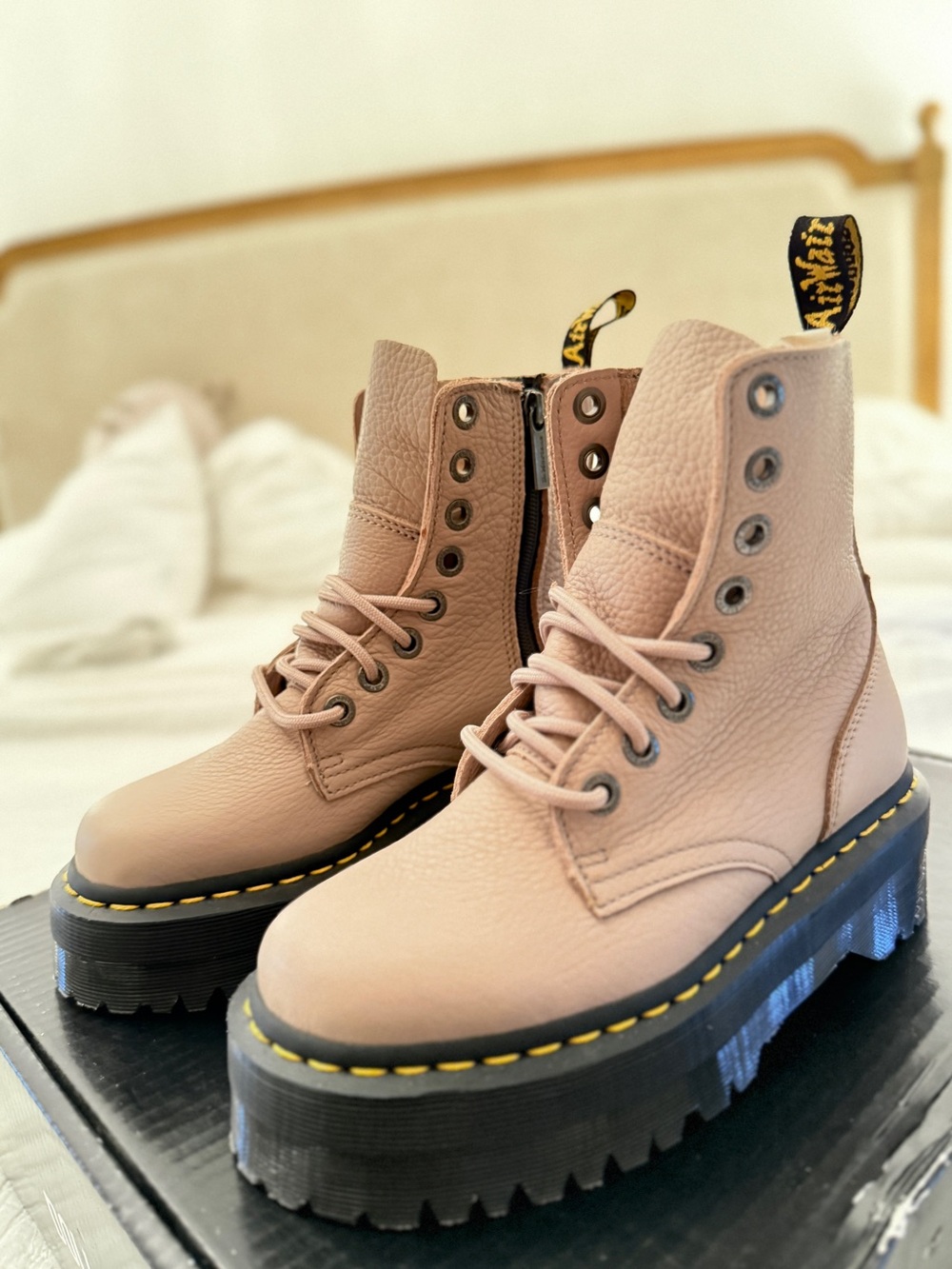 Dr. Martens Jadon III Boot Pisa Leather Platforms Vintage Taupe / Beige zip up